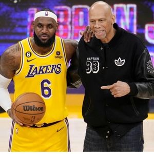 Lakers LeBron James  NBA All Time High Score Lapel Pin Gold Crown Seal Edition